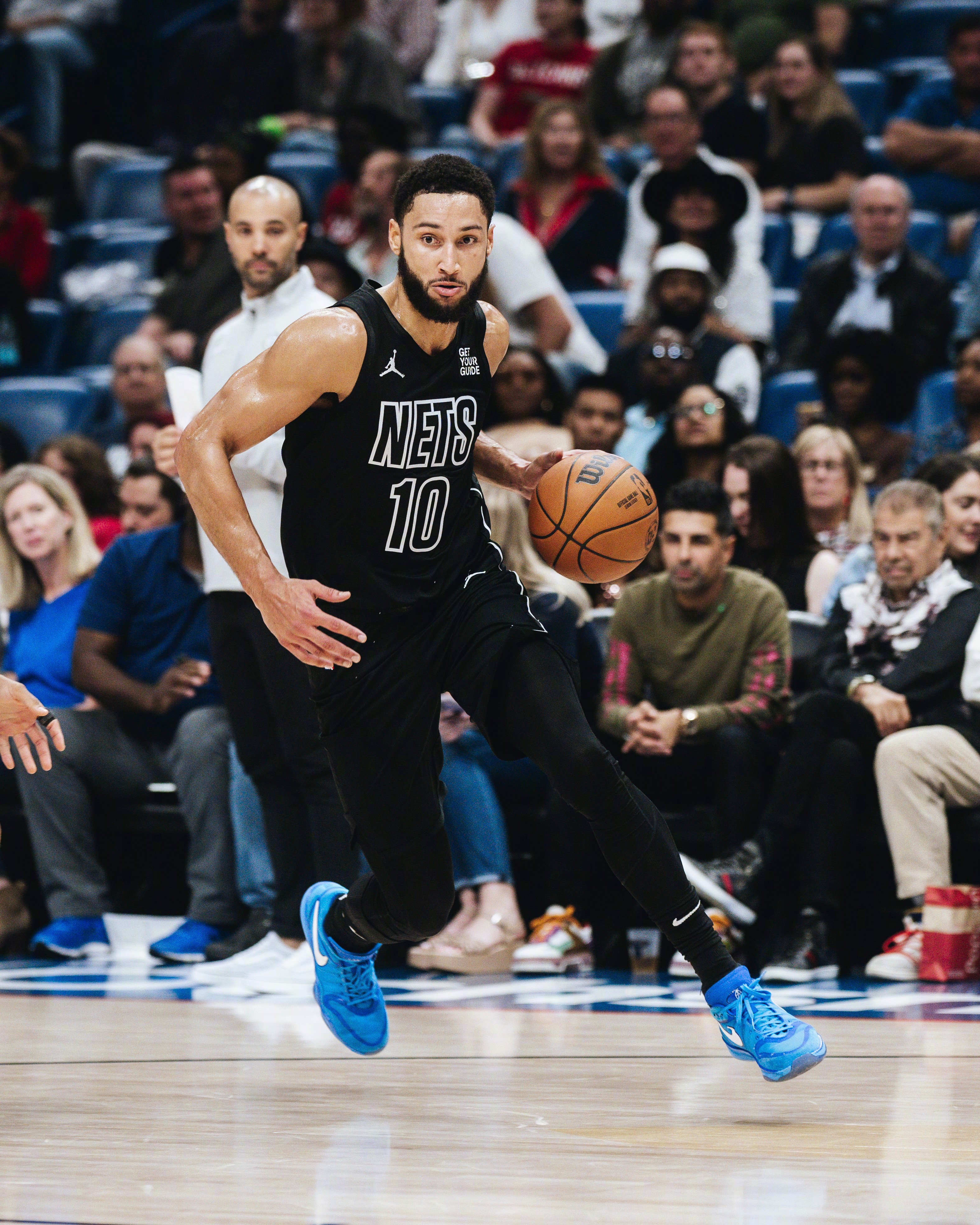 海星直播APP-西蒙斯官方公布新规，复出首战轰40分引发争议，球队未来可期球迷热议！的简单介绍